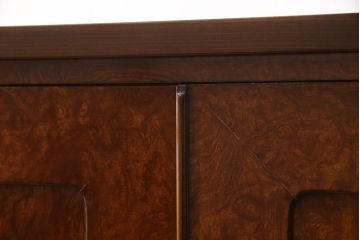 2段重ね桐箪笥を収納棚とローチェストにリメイク!上段はヒノキ無垢材の天板と鉄脚を取り付け、鍵を製作。下段は引き出しの最下段でカットして既存の金具を付け直し、ヒノキ無垢材の天板と鉄脚を取り付け。どちらも錠を調整してワントーン落ち着いた色に着色仕上げ。