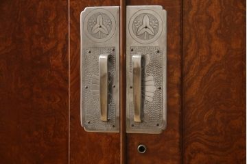 2段重ね桐箪笥を収納棚とローチェストにリメイク!上段はヒノキ無垢材の天板と鉄脚を取り付け、鍵を製作。下段は引き出しの最下段でカットして既存の金具を付け直し、ヒノキ無垢材の天板と鉄脚を取り付け。どちらも錠を調整してワントーン落ち着いた色に着色仕上げ。