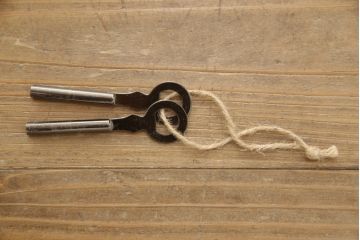 2段重ね桐箪笥を収納棚とローチェストにリメイク!上段はヒノキ無垢材の天板と鉄脚を取り付け、鍵を製作。下段は引き出しの最下段でカットして既存の金具を付け直し、ヒノキ無垢材の天板と鉄脚を取り付け。どちらも錠を調整してワントーン落ち着いた色に着色仕上げ。