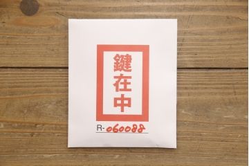 2段重ね桐箪笥を収納棚とローチェストにリメイク!上段はヒノキ無垢材の天板と鉄脚を取り付け、鍵を製作。下段は引き出しの最下段でカットして既存の金具を付け直し、ヒノキ無垢材の天板と鉄脚を取り付け。どちらも錠を調整してワントーン落ち着いた色に着色仕上げ。