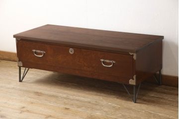 2段重ね桐箪笥を収納棚とローチェストにリメイク!上段はヒノキ無垢材の天板と鉄脚を取り付け、鍵を製作。下段は引き出しの最下段でカットして既存の金具を付け直し、ヒノキ無垢材の天板と鉄脚を取り付け。どちらも錠を調整してワントーン落ち着いた色に着色仕上げ。
