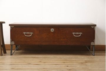 2段重ね桐箪笥を収納棚とローチェストにリメイク!上段はヒノキ無垢材の天板と鉄脚を取り付け、鍵を製作。下段は引き出しの最下段でカットして既存の金具を付け直し、ヒノキ無垢材の天板と鉄脚を取り付け。どちらも錠を調整してワントーン落ち着いた色に着色仕上げ。
