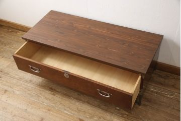 2段重ね桐箪笥を収納棚とローチェストにリメイク!上段はヒノキ無垢材の天板と鉄脚を取り付け、鍵を製作。下段は引き出しの最下段でカットして既存の金具を付け直し、ヒノキ無垢材の天板と鉄脚を取り付け。どちらも錠を調整してワントーン落ち着いた色に着色仕上げ。