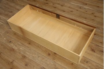 2段重ね桐箪笥を収納棚とローチェストにリメイク!上段はヒノキ無垢材の天板と鉄脚を取り付け、鍵を製作。下段は引き出しの最下段でカットして既存の金具を付け直し、ヒノキ無垢材の天板と鉄脚を取り付け。どちらも錠を調整してワントーン落ち着いた色に着色仕上げ。