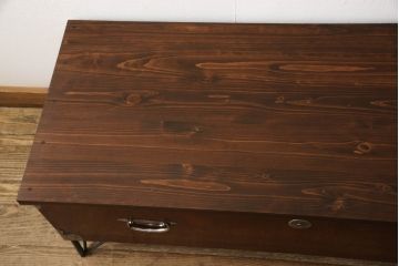 2段重ね桐箪笥を収納棚とローチェストにリメイク!上段はヒノキ無垢材の天板と鉄脚を取り付け、鍵を製作。下段は引き出しの最下段でカットして既存の金具を付け直し、ヒノキ無垢材の天板と鉄脚を取り付け。どちらも錠を調整してワントーン落ち着いた色に着色仕上げ。