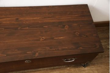 2段重ね桐箪笥を収納棚とローチェストにリメイク!上段はヒノキ無垢材の天板と鉄脚を取り付け、鍵を製作。下段は引き出しの最下段でカットして既存の金具を付け直し、ヒノキ無垢材の天板と鉄脚を取り付け。どちらも錠を調整してワントーン落ち着いた色に着色仕上げ。