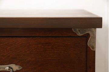 2段重ね桐箪笥を収納棚とローチェストにリメイク!上段はヒノキ無垢材の天板と鉄脚を取り付け、鍵を製作。下段は引き出しの最下段でカットして既存の金具を付け直し、ヒノキ無垢材の天板と鉄脚を取り付け。どちらも錠を調整してワントーン落ち着いた色に着色仕上げ。
