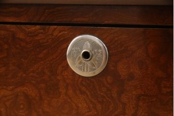 2段重ね桐箪笥を収納棚とローチェストにリメイク!上段はヒノキ無垢材の天板と鉄脚を取り付け、鍵を製作。下段は引き出しの最下段でカットして既存の金具を付け直し、ヒノキ無垢材の天板と鉄脚を取り付け。どちらも錠を調整してワントーン落ち着いた色に着色仕上げ。