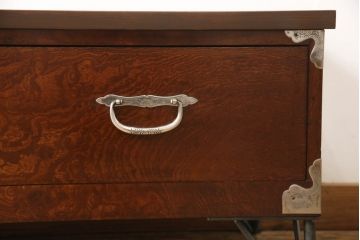 2段重ね桐箪笥を収納棚とローチェストにリメイク!上段はヒノキ無垢材の天板と鉄脚を取り付け、鍵を製作。下段は引き出しの最下段でカットして既存の金具を付け直し、ヒノキ無垢材の天板と鉄脚を取り付け。どちらも錠を調整してワントーン落ち着いた色に着色仕上げ。