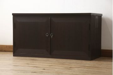 3段重ね桐箪笥の上段をテレビ台にリメイク!高さを調整し、観音扉の取っ手金具を交換。既存の衣装盆1枚を棚板に加工し、ヒノキ材の天板を取り付け。チェスナット系で着色。