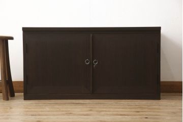 3段重ね桐箪笥の上段をテレビ台にリメイク!高さを調整し、観音扉の取っ手金具を交換。既存の衣装盆1枚を棚板に加工し、ヒノキ材の天板を取り付け。チェスナット系で着色。