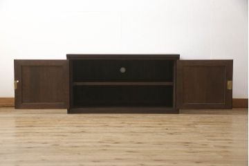 3段重ね桐箪笥の上段をテレビ台にリメイク!高さを調整し、観音扉の取っ手金具を交換。既存の衣装盆1枚を棚板に加工し、ヒノキ材の天板を取り付け。チェスナット系で着色。
