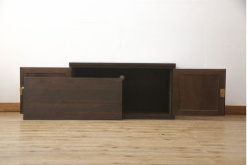 3段重ね桐箪笥の上段をテレビ台にリメイク!高さを調整し、観音扉の取っ手金具を交換。既存の衣装盆1枚を棚板に加工し、ヒノキ材の天板を取り付け。チェスナット系で着色。