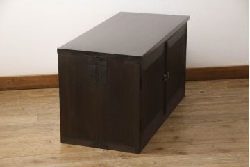 3段重ね桐箪笥の上段をテレビ台にリメイク!高さを調整し、観音扉の取っ手金具を交換。既存の衣装盆1枚を棚板に加工し、ヒノキ材の天板を取り付け。チェスナット系で着色。