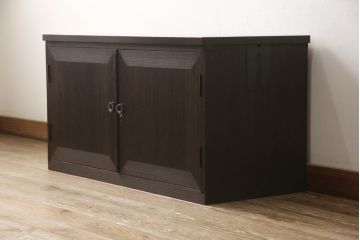 3段重ね桐箪笥の上段をテレビ台にリメイク!高さを調整し、観音扉の取っ手金具を交換。既存の衣装盆1枚を棚板に加工し、ヒノキ材の天板を取り付け。チェスナット系で着色。
