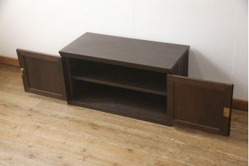 3段重ね桐箪笥の上段をテレビ台にリメイク!高さを調整し、観音扉の取っ手金具を交換。既存の衣装盆1枚を棚板に加工し、ヒノキ材の天板を取り付け。チェスナット系で着色。