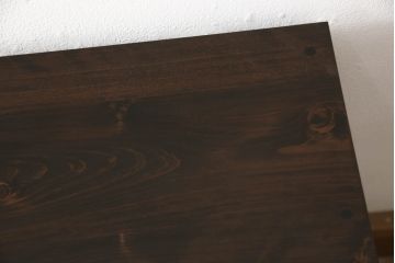 3段重ね桐箪笥の上段をテレビ台にリメイク!高さを調整し、観音扉の取っ手金具を交換。既存の衣装盆1枚を棚板に加工し、ヒノキ材の天板を取り付け。チェスナット系で着色。
