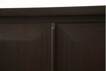 3段重ね桐箪笥の上段をテレビ台にリメイク!高さを調整し、観音扉の取っ手金具を交換。既存の衣装盆1枚を棚板に加工し、ヒノキ材の天板を取り付け。チェスナット系で着色。