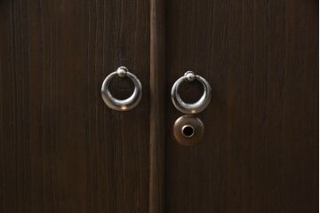 3段重ね桐箪笥の上段をテレビ台にリメイク!高さを調整し、観音扉の取っ手金具を交換。既存の衣装盆1枚を棚板に加工し、ヒノキ材の天板を取り付け。チェスナット系で着色。
