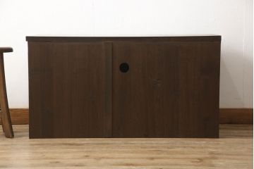 3段重ね桐箪笥の上段をテレビ台にリメイク!高さを調整し、観音扉の取っ手金具を交換。既存の衣装盆1枚を棚板に加工し、ヒノキ材の天板を取り付け。チェスナット系で着色。