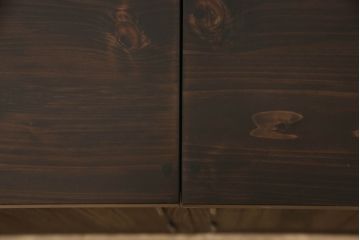3段重ね桐箪笥の上段をテレビ台にリメイク!高さを調整し、観音扉の取っ手金具を交換。既存の衣装盆1枚を棚板に加工し、ヒノキ材の天板を取り付け。チェスナット系で着色。