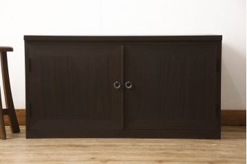 桐箪笥をテレビ台にリメイク!棚板と引き出しを撤去し高さも調整。引き戸は観音開き扉へ変更し、扉の取っ手と天板の取り付け。チェスナット系の落ち着いた色に着色仕上げ。
