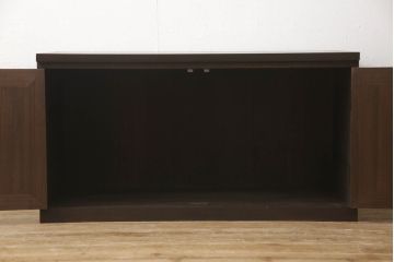 桐箪笥をテレビ台にリメイク!棚板と引き出しを撤去し高さも調整。引き戸は観音開き扉へ変更し、扉の取っ手と天板の取り付け。チェスナット系の落ち着いた色に着色仕上げ。