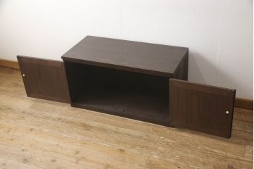 桐箪笥をテレビ台にリメイク!棚板と引き出しを撤去し高さも調整。引き戸は観音開き扉へ変更し、扉の取っ手と天板の取り付け。チェスナット系の落ち着いた色に着色仕上げ。
