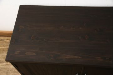 桐箪笥をテレビ台にリメイク!棚板と引き出しを撤去し高さも調整。引き戸は観音開き扉へ変更し、扉の取っ手と天板の取り付け。チェスナット系の落ち着いた色に着色仕上げ。