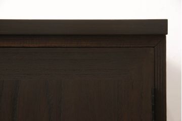 桐箪笥をテレビ台にリメイク!棚板と引き出しを撤去し高さも調整。引き戸は観音開き扉へ変更し、扉の取っ手と天板の取り付け。チェスナット系の落ち着いた色に着色仕上げ。