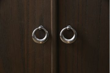 桐箪笥をテレビ台にリメイク!棚板と引き出しを撤去し高さも調整。引き戸は観音開き扉へ変更し、扉の取っ手と天板の取り付け。チェスナット系の落ち着いた色に着色仕上げ。
