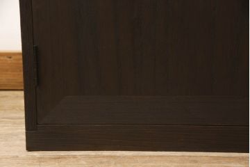 桐箪笥をテレビ台にリメイク!棚板と引き出しを撤去し高さも調整。引き戸は観音開き扉へ変更し、扉の取っ手と天板の取り付け。チェスナット系の落ち着いた色に着色仕上げ。