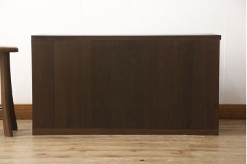 桐箪笥をテレビ台にリメイク!棚板と引き出しを撤去し高さも調整。引き戸は観音開き扉へ変更し、扉の取っ手と天板の取り付け。チェスナット系の落ち着いた色に着色仕上げ。