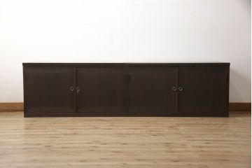 桐箪笥をテレビ台にリメイク!棚板と引き出しを撤去し高さも調整。引き戸は観音開き扉へ変更し、扉の取っ手と天板の取り付け。チェスナット系の落ち着いた色に着色仕上げ。