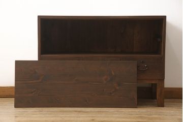 桐箪笥をローボードにリメイク!引き戸にクリアガラスをはめ込み、引手を取り付け。既存の棚板を撤去し新たな棚下を製作、脚を取り付け。オーク系に着色して仕上げ。