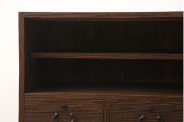 桐箪笥をローボードにリメイク!引き戸にクリアガラスをはめ込み、引手を取り付け。既存の棚板を撤去し新たな棚下を製作、脚を取り付け。オーク系に着色して仕上げ。