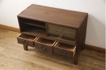 桐箪笥をローボードにリメイク!引き戸にクリアガラスをはめ込み、引手を取り付け。既存の棚板を撤去し新たな棚下を製作、脚を取り付け。オーク系に着色して仕上げ。