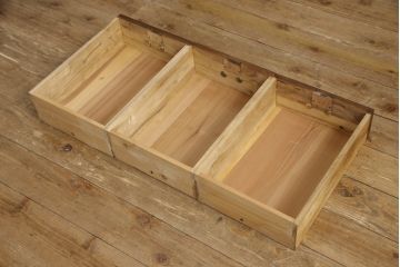 桐箪笥をローボードにリメイク!引き戸にクリアガラスをはめ込み、引手を取り付け。既存の棚板を撤去し新たな棚下を製作、脚を取り付け。オーク系に着色して仕上げ。