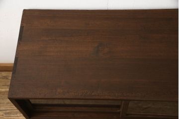 桐箪笥をローボードにリメイク!引き戸にクリアガラスをはめ込み、引手を取り付け。既存の棚板を撤去し新たな棚下を製作、脚を取り付け。オーク系に着色して仕上げ。