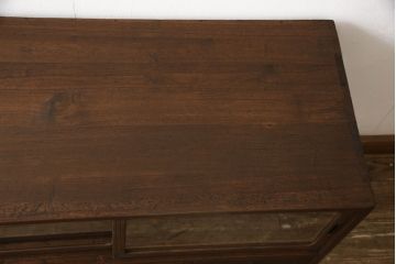 桐箪笥をローボードにリメイク!引き戸にクリアガラスをはめ込み、引手を取り付け。既存の棚板を撤去し新たな棚下を製作、脚を取り付け。オーク系に着色して仕上げ。