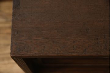 桐箪笥をローボードにリメイク!引き戸にクリアガラスをはめ込み、引手を取り付け。既存の棚板を撤去し新たな棚下を製作、脚を取り付け。オーク系に着色して仕上げ。