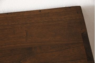 桐箪笥をローボードにリメイク!引き戸にクリアガラスをはめ込み、引手を取り付け。既存の棚板を撤去し新たな棚下を製作、脚を取り付け。オーク系に着色して仕上げ。