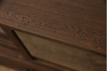 桐箪笥をローボードにリメイク!引き戸にクリアガラスをはめ込み、引手を取り付け。既存の棚板を撤去し新たな棚下を製作、脚を取り付け。オーク系に着色して仕上げ。