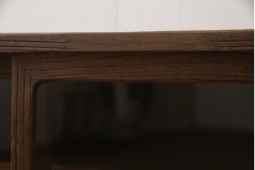 桐箪笥をローボードにリメイク!引き戸にクリアガラスをはめ込み、引手を取り付け。既存の棚板を撤去し新たな棚下を製作、脚を取り付け。オーク系に着色して仕上げ。