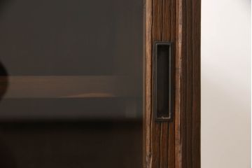 桐箪笥をローボードにリメイク!引き戸にクリアガラスをはめ込み、引手を取り付け。既存の棚板を撤去し新たな棚下を製作、脚を取り付け。オーク系に着色して仕上げ。
