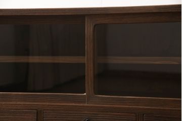 桐箪笥をローボードにリメイク!引き戸にクリアガラスをはめ込み、引手を取り付け。既存の棚板を撤去し新たな棚下を製作、脚を取り付け。オーク系に着色して仕上げ。