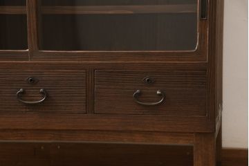 桐箪笥をローボードにリメイク!引き戸にクリアガラスをはめ込み、引手を取り付け。既存の棚板を撤去し新たな棚下を製作、脚を取り付け。オーク系に着色して仕上げ。