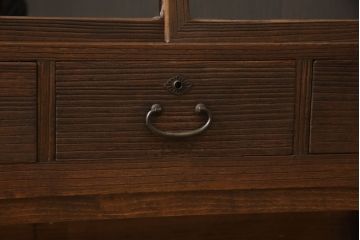 桐箪笥をローボードにリメイク!引き戸にクリアガラスをはめ込み、引手を取り付け。既存の棚板を撤去し新たな棚下を製作、脚を取り付け。オーク系に着色して仕上げ。