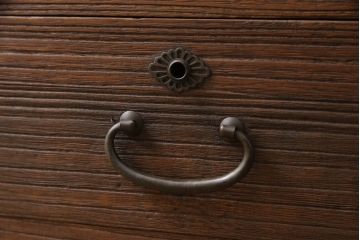 桐箪笥をローボードにリメイク!引き戸にクリアガラスをはめ込み、引手を取り付け。既存の棚板を撤去し新たな棚下を製作、脚を取り付け。オーク系に着色して仕上げ。
