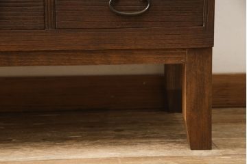 桐箪笥をローボードにリメイク!引き戸にクリアガラスをはめ込み、引手を取り付け。既存の棚板を撤去し新たな棚下を製作、脚を取り付け。オーク系に着色して仕上げ。